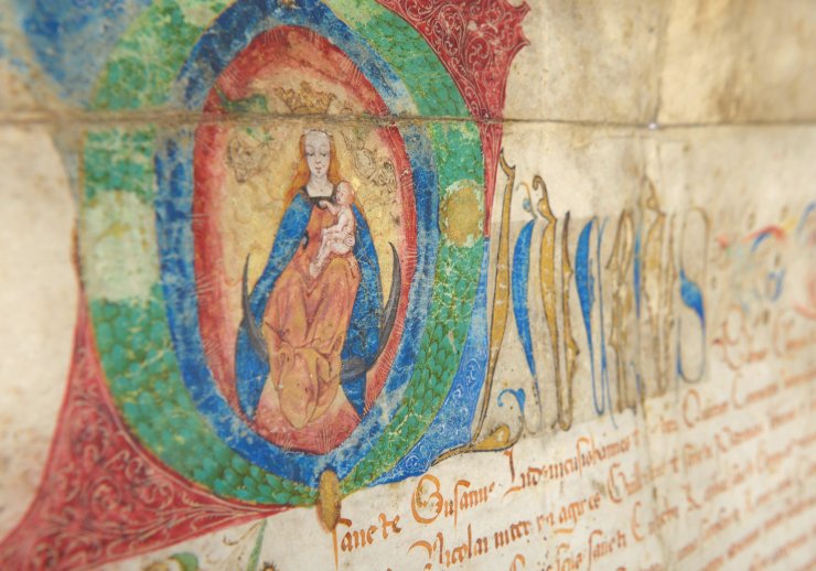 Ein Ablassbrief für die Pfarrkirche von Unna aus dem Mittelalter. Man sieht eine bunt gemalte heilige Maria mit dem Jesuskind