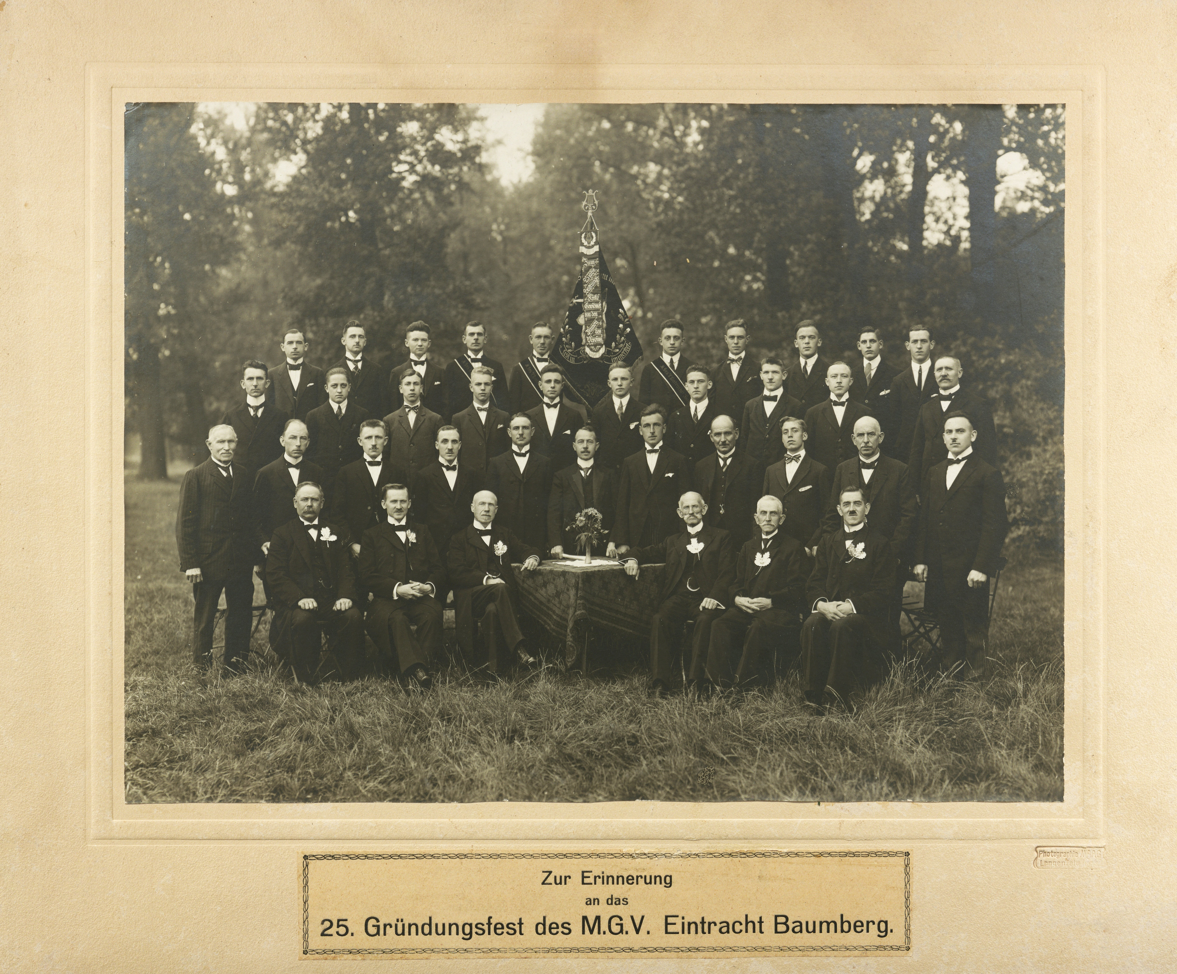 Zum Gruppenbild formierte sich der Männergesangverein Eintracht, einer der Vorläufer des Baumberger Männerchors, zum 25-jährigen Bestehen im Jahr 1925. Foto: Stadtarchiv Monheim am Rhein