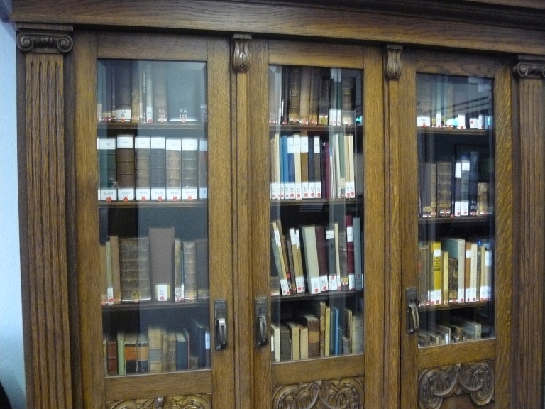 Buchrücken von alten Bibliotheksexemplaren