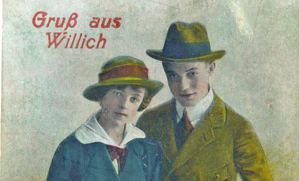 Historische Postkarte, darauf ein Mann und eine Frau und der Satz Gruß aus Willich