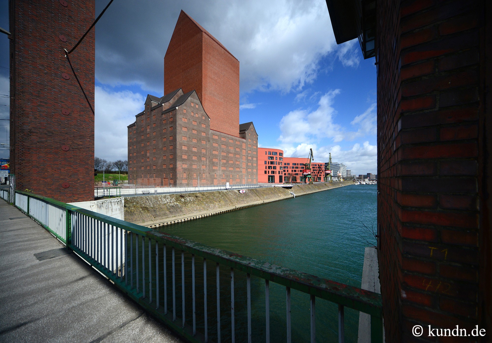 Der Blick auf das Backsteingebäude des Landesarchivs NRW im Duisburger Innenhafen.