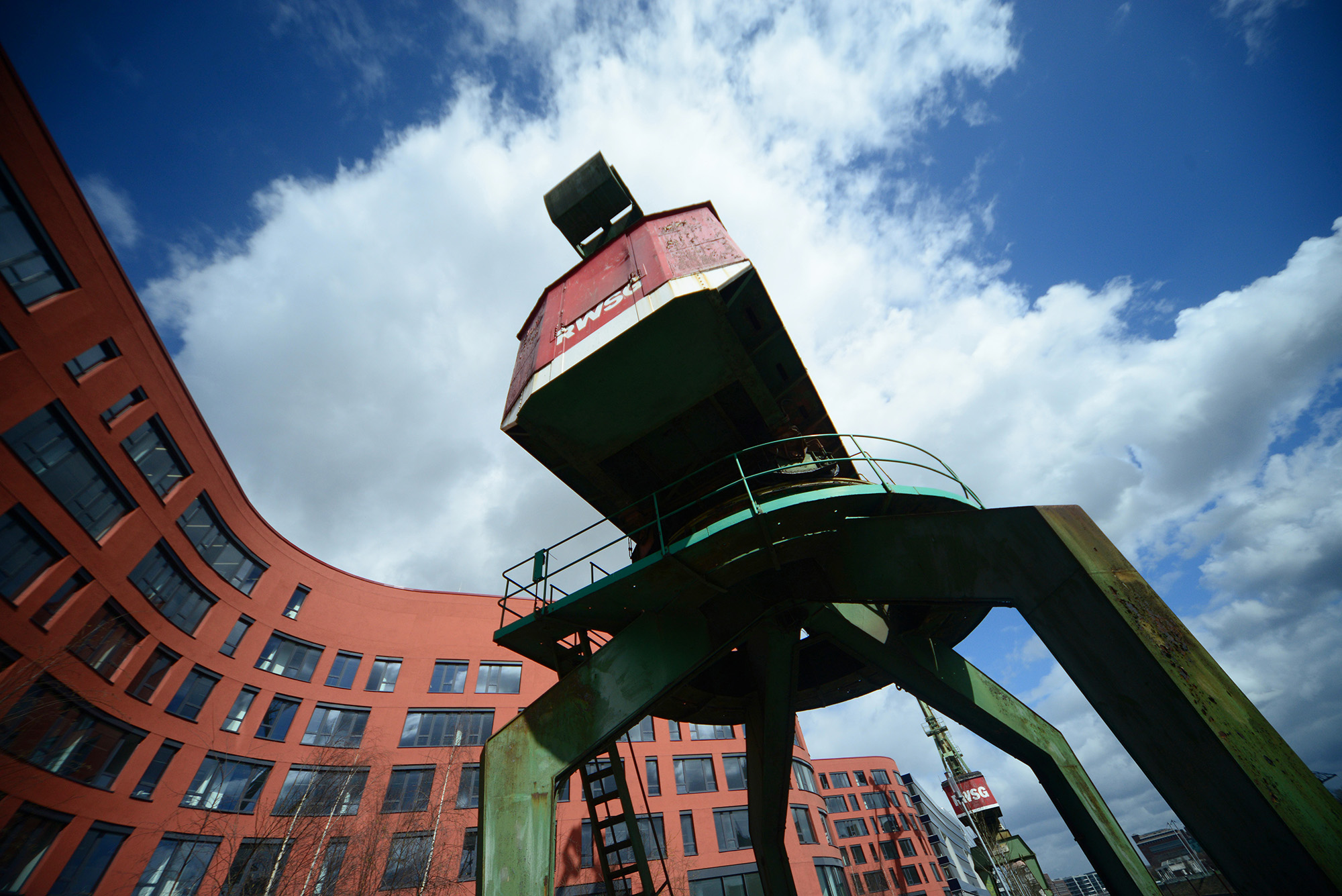 Teilaufnahme des Dienstgebäudes in Duisburg von außen, im Vordergrund ein Kran.