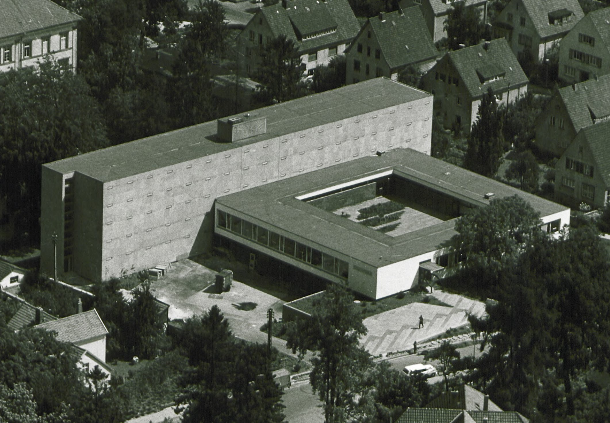 Das gerade fertig gestellte Staatsarchivgebäude 1963
