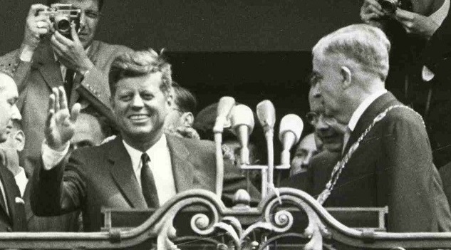 Staatsbesuch von US-Präsident John F. Kennedy am 23.06.1963 in Bonn (Rathaustreppe)
