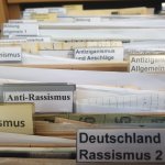 Das Rom e.V. Archiv und Dokumentationszentrum sammelt seit 1988 kritisch und refelktiert Verlautbarungen von und über Rom_nja und Sinti_ze in Köln, NRW und Deutschland. Viel zu häufig ist der Rassismus gegen Rom_nja und Sinti_ze auch in den 2020er-Jahren noch immer allgegenwärtig.