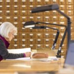 Eine Benutzerin im Lesesaal der Abteilung OWL studiert Archivgut. 