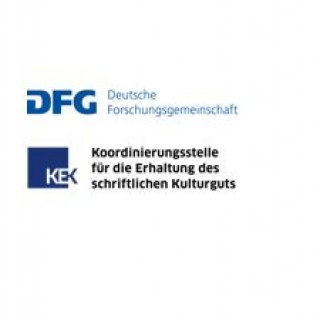 Die Logos von DFG und KEK in dunkelblau übereinander gestellt.
