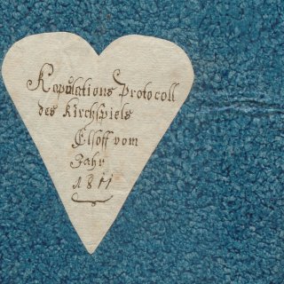 Ein blauer Aktendeckel mit einem weißen Herz in der Mitte. Darauf geschrieben steht: Kopulations-Protocoll des Kirchspiels Elsoff vom Jahr 1811