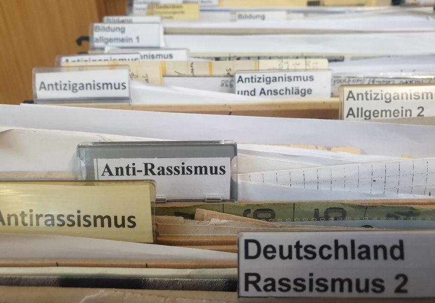 Das Rom e.V. Archiv und Dokumentationszentrum sammelt seit 1988 kritisch und refelktiert Verlautbarungen von und über Rom_nja und Sinti_ze in Köln, NRW und Deutschland. Viel zu häufig ist der Rassismus gegen Rom_nja und Sinti_ze auch in den 2020er-Jahren noch immer allgegenwärtig.