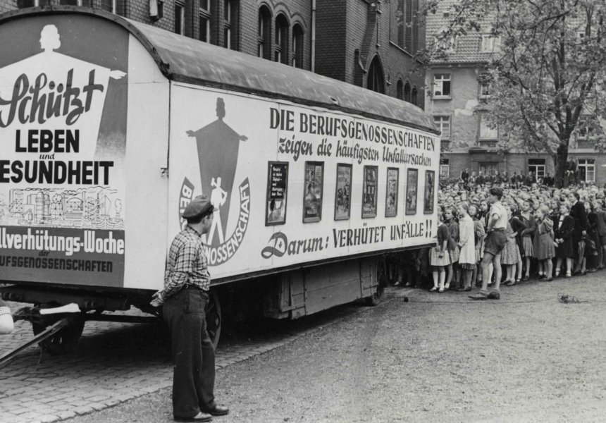 Filmpräsentation im Rahmen der Unfallverhütungswoche 1950 in Wuppertal.