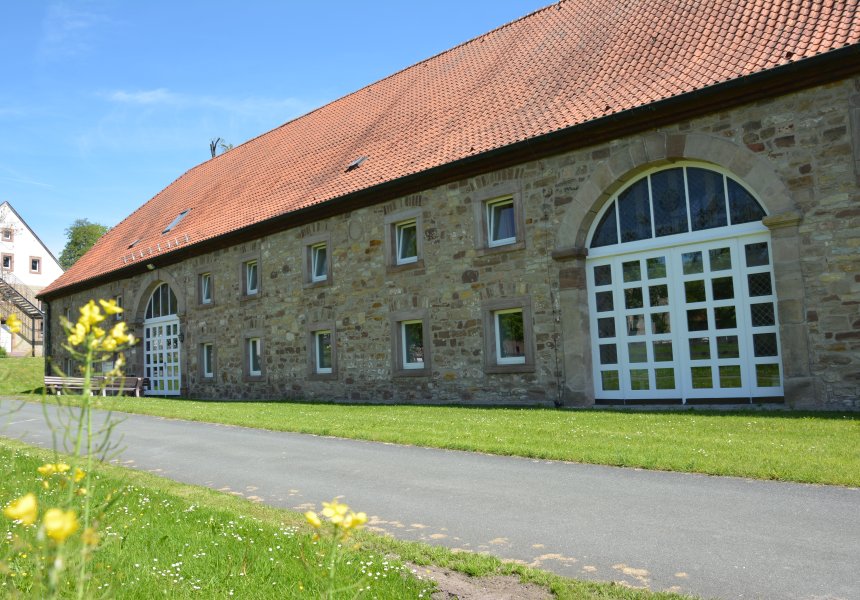 Die Dokumentationsstelle für kirchliche Jugendarbeit befindet sich auf dem Gelände der Bildungsstätten Hardehausen im Dachgeschoss des Stephanushauses.
