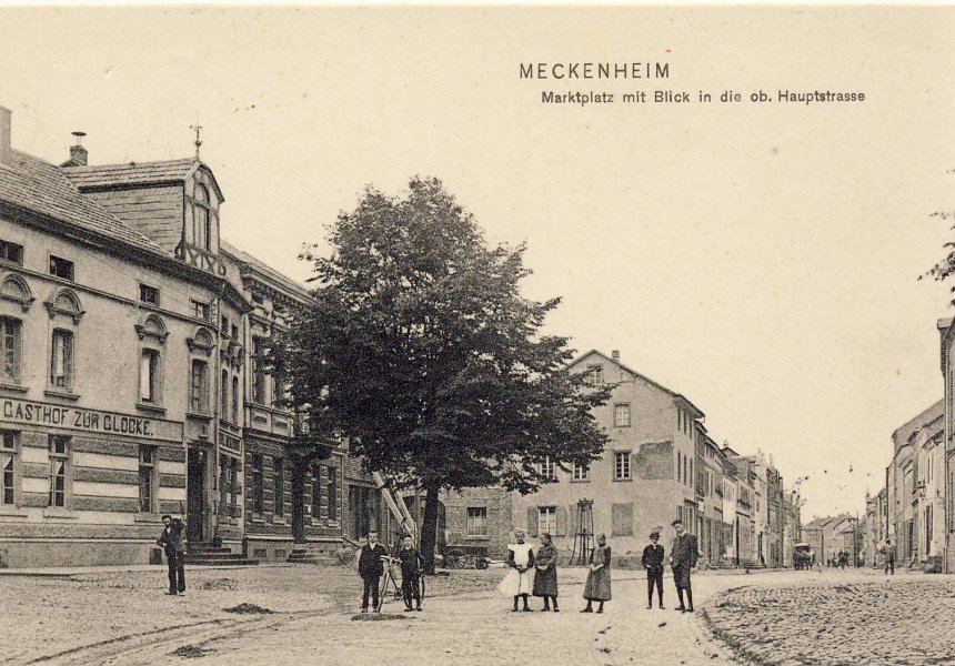 Blick auf den ehemaligen Marktplatz in die obere Hauptstraße. Rechts ist der vormalige Gasthof "Zur Glocke" zu erkennen. In der Bildmitte stehen Kinder. Aufnahme von 1906.