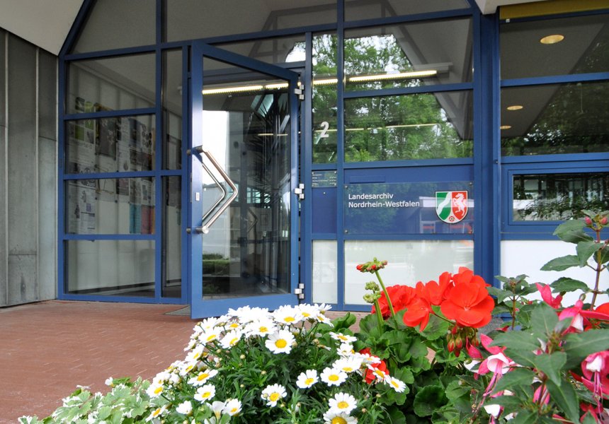 Der Eingang der Abteilung Ostwestfalen in Detmold, flankiert von Blumen.    