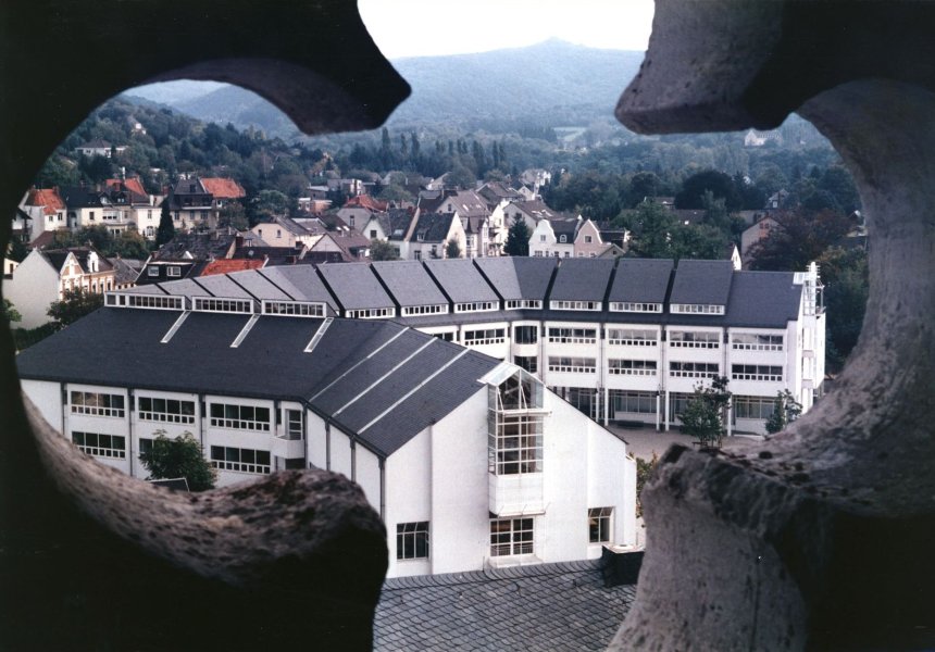 Ansicht des Rathauses der Stadt Bad Honnef 1983 durch den Neugotischen Vierpass des Turmes von St. Johann Baptist