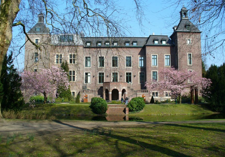 Schloss Neersen während der Kirschblüte, Ansicht von der Parkseite
