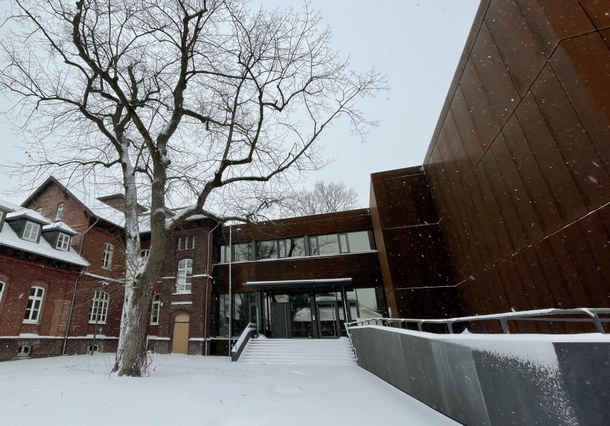Ansicht Archivgebäude mit Haupteingang im Winter