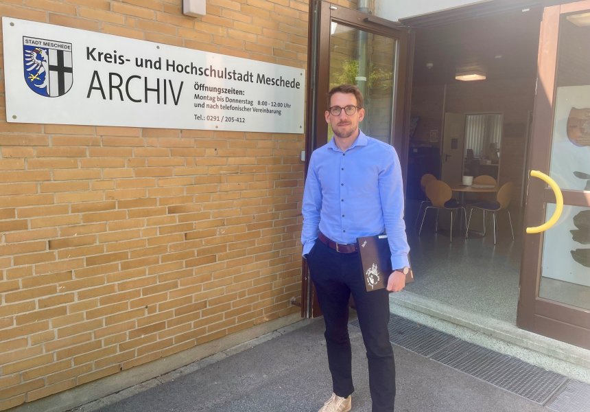 Bild Eingang Stadtarchiv mit Stadtarchivar Jannick Stöber