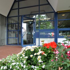 Der Eingang der Abteilung Ostwestfalen in Detmold, flankiert von Blumen.    