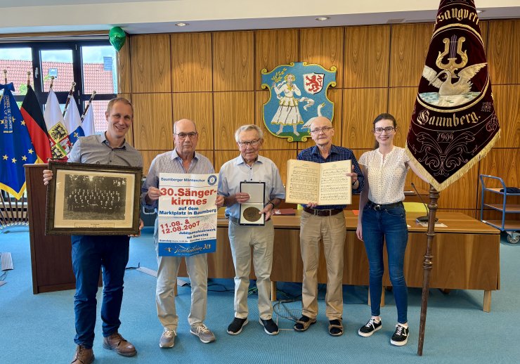 Bei der offiziellen Übergabe der Unterlagen des Baumberger Männerchors waren anwesend (von links): Bürgermeister Daniel Zimmermann, Wolfgang Speer und Wolfgang Eicker vom Baumberger Männerchor sowie Michael Hohmeier und Sonja Felten vom Stadtarchiv. Foto: Alicia Tiltmann / Stadt Monheim am Rhein