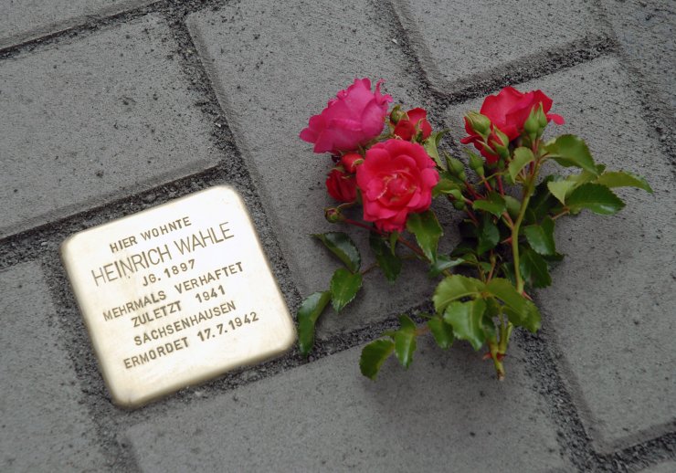 Rosen liegen neben dem Stolperstein von Heinrich Wahle