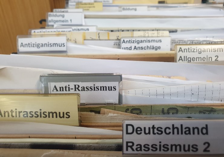 Das Rom e.V. Archiv und Dokumentationszentrum sammelt seit 1988 kritisch und refelktiert Verlautbarungen von und über Rom_nja und Sinti_ze in Köln, NRW und Deutschland. Viel zu häufig ist der Rassismus gegen Rom_nja und Sinti_ze auch in den 2020er-Jahren noch immer allgegenwärtig.