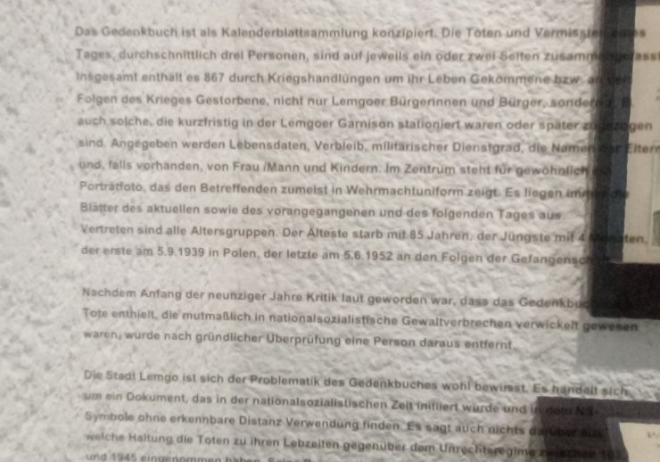 Historische Einordnung des Historikers Dr. Reinhard Otto zum Lemgoer Ehrenbuch in der Friedhofskapelle (Foto: M. Oeben)