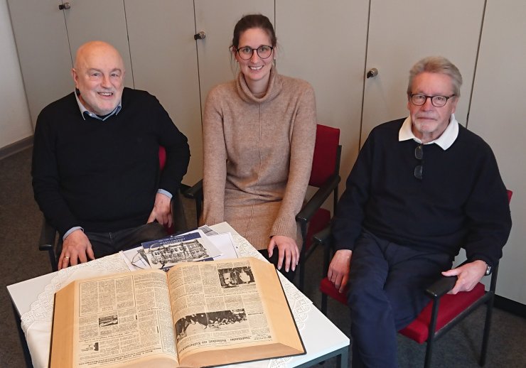 Herr Frickmemeier, Frau Kröger und Herr Dr. Horst mit der Zeitung von 1965