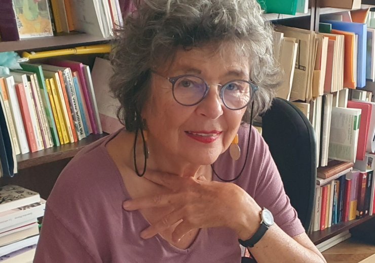 Prof.Dr.Veronika Bennholdt-Thomsen am Schreibtisch sitzend