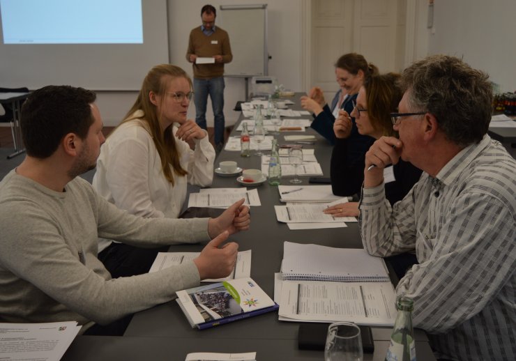 Einige Teilnehmende der FaMi-Fortbildung 2024 an einem Tisch