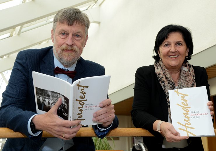Landrätin Eva Irrgang und Redakteur Dr. Peter Kracht präsentieren den Heimatkalender Kreis Soest 2022.