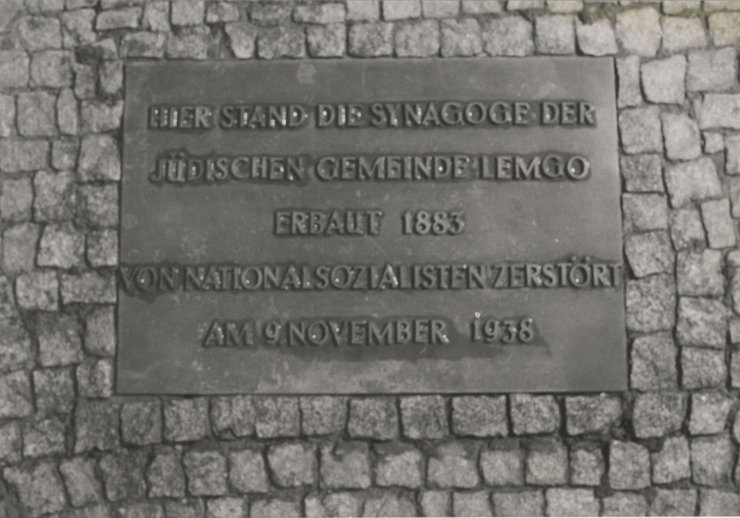 Gedenktafel von 1974/75 "Hier stand die Synagoge der jüdischen Gemeinde Lemgo erbaut 1883 von Nationalsozialisten zerstört am 09. November 1938"