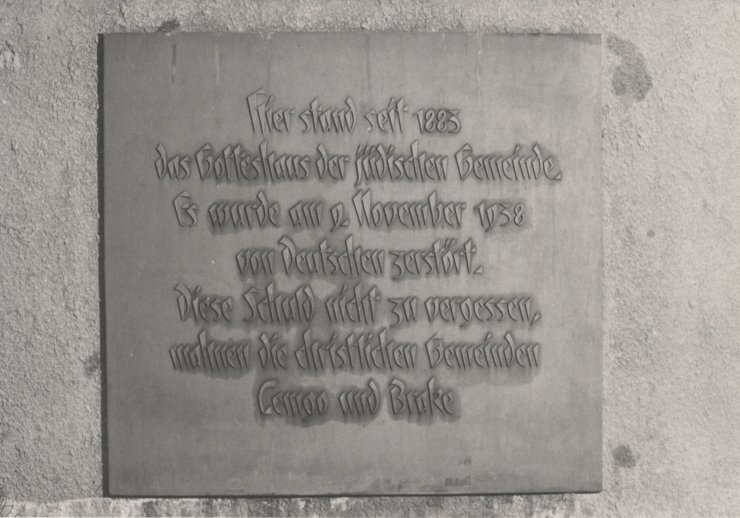 Gedenktafel von 1963 "Hier stand seit 1883 das Gotteshaus der jüdischen gemeinde. Es wurde am 09. November 1938 von Deutschen zerstört. Diese Schuld nicht zu vergessen mahnen die christlichen Gemeinden Lemgo und Brake."