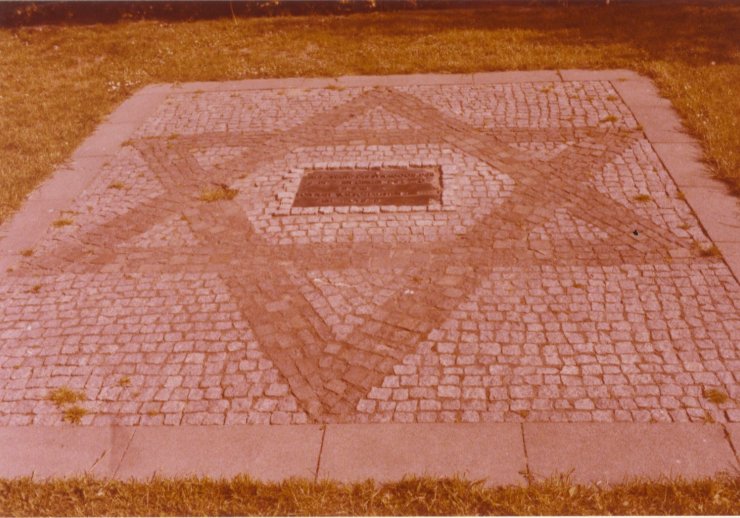 Bodenmosaik in Form des Davidssterns mit einer Gedenktafel in der Mitte.
