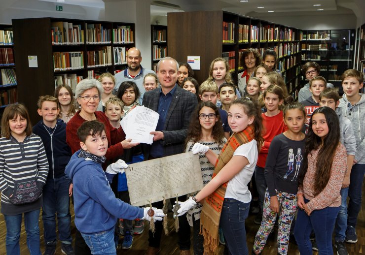 Schulklasse im Stadtarchiv beim Abschluss einer Bildungspartnerschaft