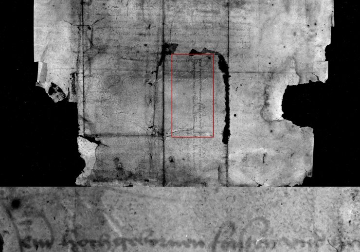 Eine schwarz-weiß Aufnahme eines alten Dokuments einmal im Ganzen und in einer Nahaufnahme