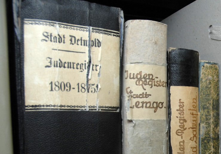 Drei Bücher aus dem 19. Jahrhundert mit der Aufschrift "Judenregister".
