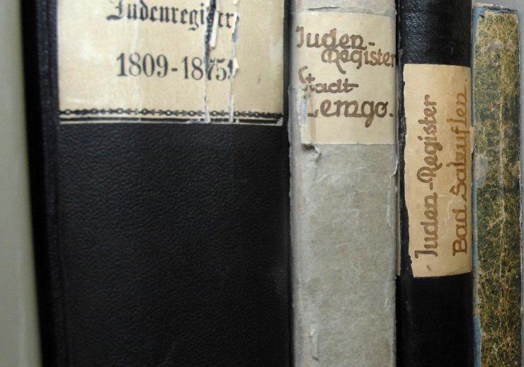 Drei Bücher aus dem 19. Jahrhundert mit der Aufschrift "Judenregister".