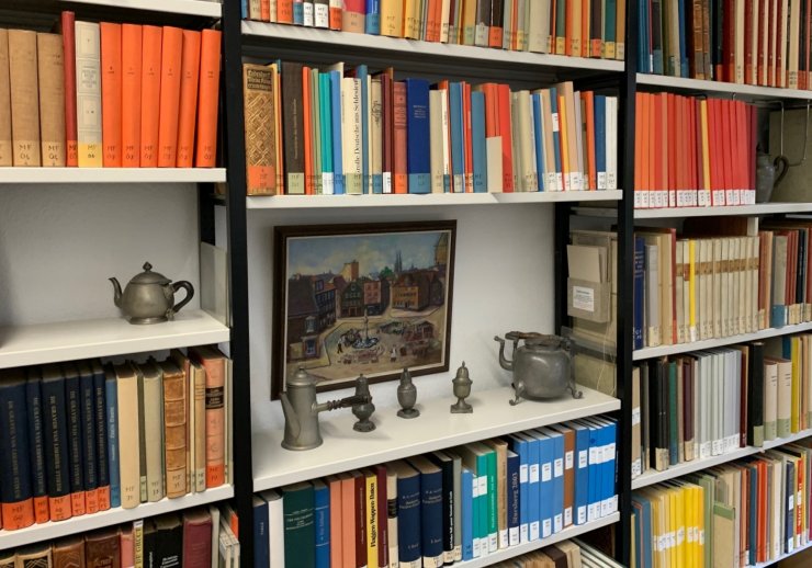 Bücher und Museumsgut im Lesesaal des Stadtarchivs Solingen