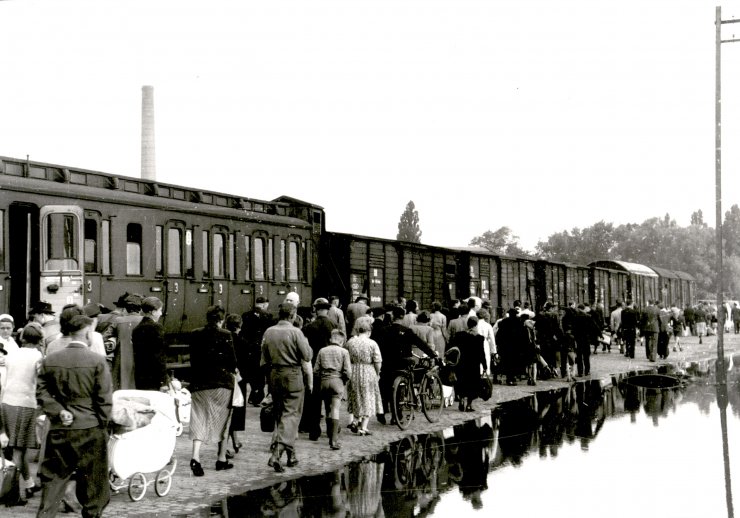Ankunft von Flüchtlingen am Bahnhof Porz 1952