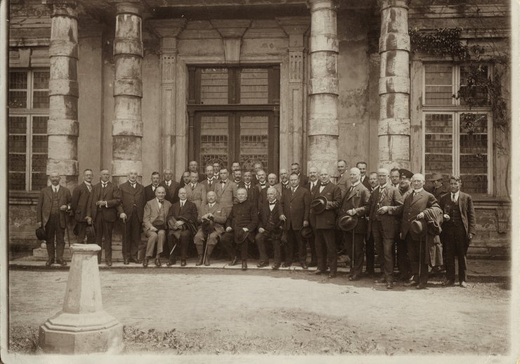 Der Kreistag des Kreises Mülheim am Rhein in Bensberg vor dem Schloss (14. Juni 1926)