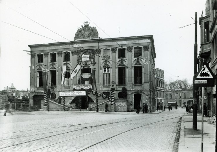 Das noch kriegszerstörte alte Rathaus geschmückt für die Karnevalstage, 28. Februar 1949  (Fotograf: Unbekannt, Stadtarchiv und Stadthistorische Bibliothek Bonn, DA01/3265-04)