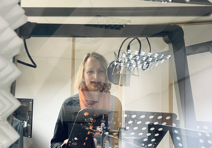 Astrid Dörnemann bei der Anmoderation im Tonstudio des LWL-Medienzentrum für Westfalen in Münster. Danke für die professionelle Umsetzung, liebes Team Medienzentrum! Fotograf: Felix Dürich, LWL.