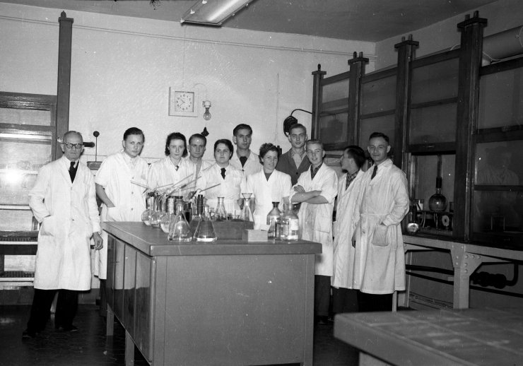 Die Belegschaft des Labors der Charlottenhütte, 1952