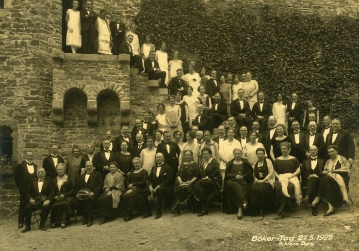 Gruppenfoto eines Familientreffens 1925 in Schloss Burg