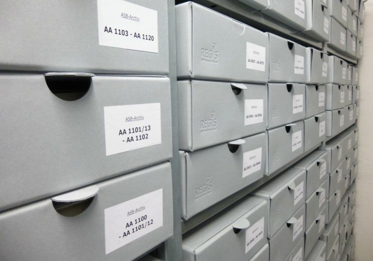 Archivkartons mit Signaturen im Magazin des ASB-Archivs
