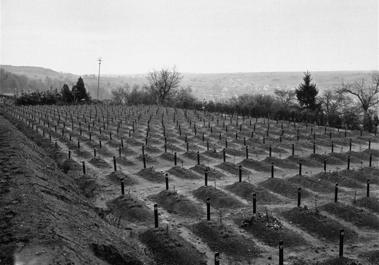 Friedhof der Tötungsanstalt Hadamar, 15. April 1945 (National Archives and Records Administration, College Park)