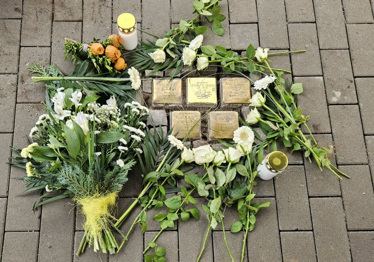 Um fünf Stolpersteine wurden Blumen niedergelegt.