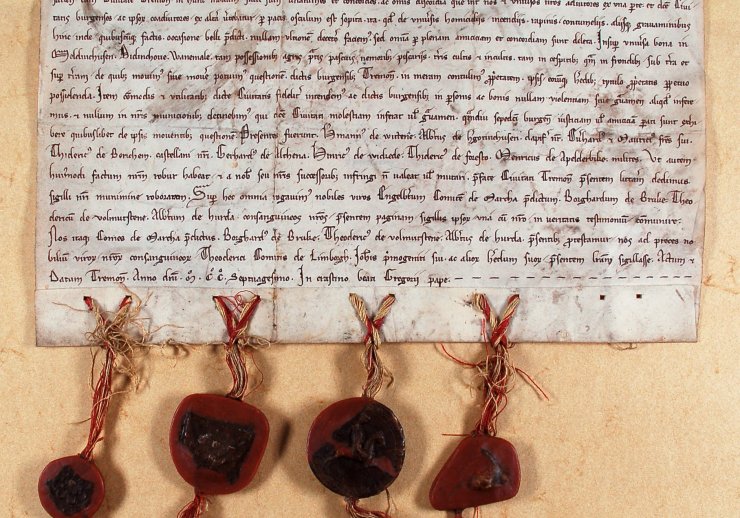 Abbildung einer mittelalterlichen Urkunde mit vier hängenden Wachssiegeln