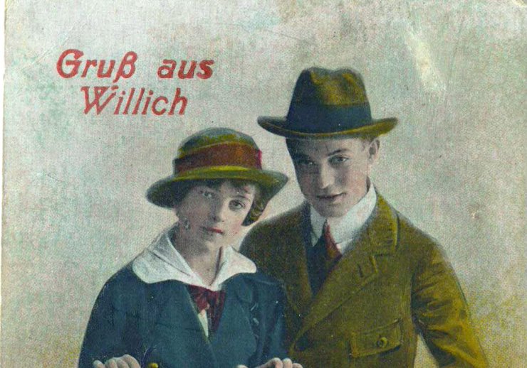 Historische Grußkarte, ein Mann und eine Frau hinter einer Kamera