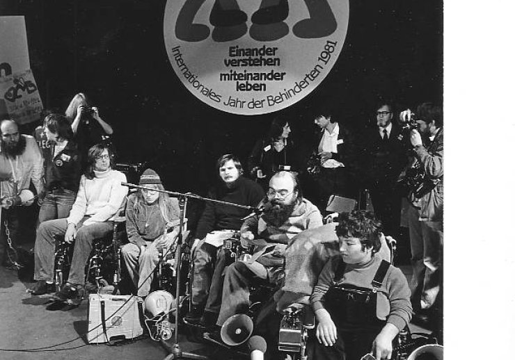 Gusti Steiner, 2.v.r., am Mikrophon bei den Protesten zur Eröffnung des UNO-Jahres der Behinderten  am 24.1.1981 in Dortmund